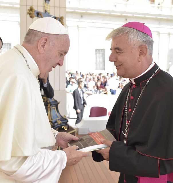 Kike Figaredo (p 1976) entrega al Papa Francisco el libro sobre su obra