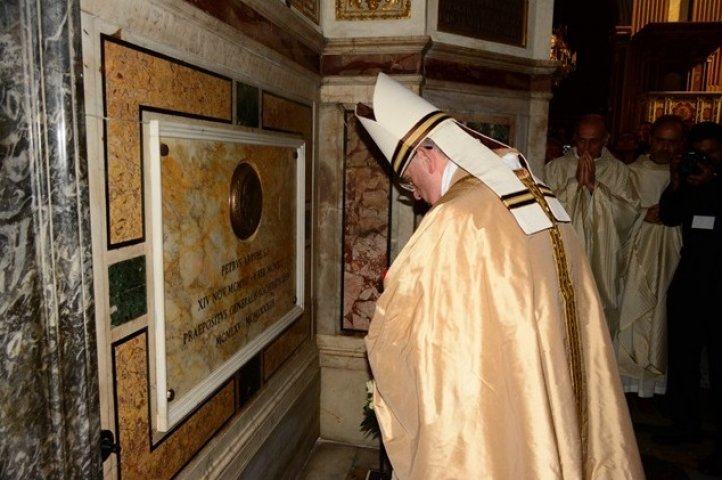 Homilia del Papa Francisco y Oración ante la tumba del Padre Arrupe