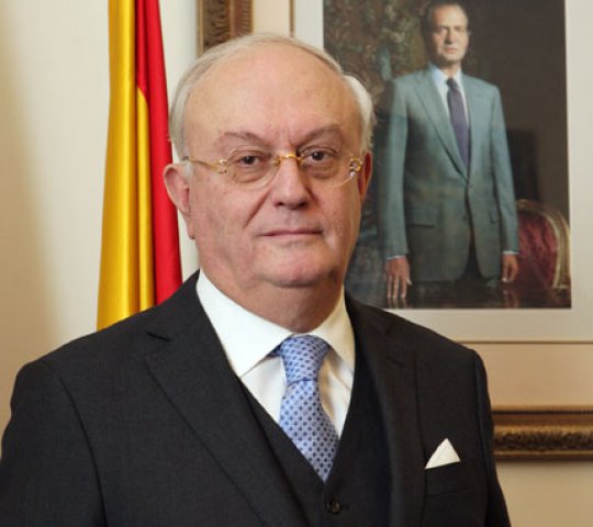 El diplomático Antonio Segura Morís (p. 1961), Alumno Distinguido del 2011 max-width=
